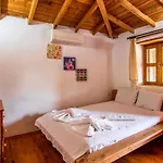 Havuzu Korunakli 2+1 Tas Vila Kinali (Aegean)