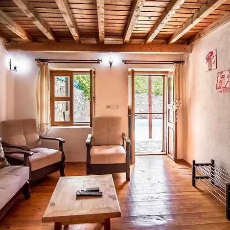 Havuzu Korunakli 2+1 Tas Willa Kinali (Aegean)