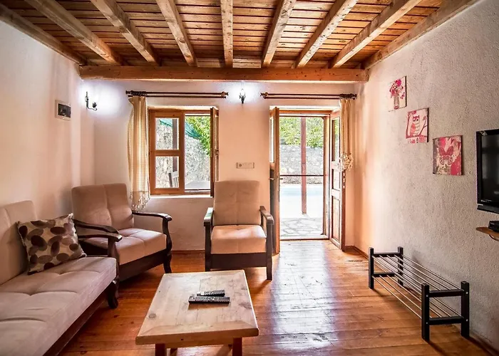 Havuzu Korunakli 2+1 Tas Villa Kinali (Aegean)